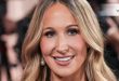 Amerikan stand-up komedisinin son yıllarda yetiştirdiği en dikkat çekici isimlerden biri olan Nikki Glaser, cesur mizah anlayışı, keskin gözlem yeteneği ve kendine özgü sahne tarzıyla uluslararası çapta geniş bir hayran kitlesi edinmiştir. Kariyerine genç yaşta başlayan Glaser, yalnızca stand-up gösterileriyle değil; televizyon programları, podcast yayınları, oyunculuk performansları ve ödül törenlerindeki sunuculuğuyla da eğlence sektörünün çok yönlü isimleri arasında yer almaktadır.