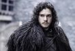 İngiliz oyuncu Kit Harington, televizyon ve sinema dünyasının en tanınmış isimlerinden biridir. Özellikle HBO yapımı Game of Thrones dizisinde canlandırdığı Jon Snow karakteri sayesinde uluslararası şöhrete kavuşan Harington, güçlü oyunculuğu, karizmatik duruşu ve tarihi ile fantastik yapımlardaki başarılı performanslarıyla geniş bir hayran kitlesi edinmiştir. Tiyatro sahnesinde başlayan kariyerini Hollywood yapımlarıyla sürdüren oyuncu, dramatik rollerdeki başarısının yanı sıra seslendirme çalışmaları ve yapımcılık projeleriyle de dikkat çekmektedir.