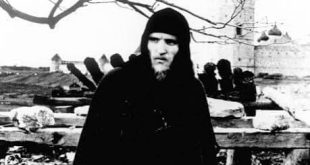 Sinema tarihinde bazı filmler yalnızca anlatılarıyla değil, ortaya koydukları düşünsel derinlik ve sanatsal cesaretle de ölümsüzleşir. 1966 yapımı Andrey Rublyov, bu filmlerden biridir. Sovyet sinemasının en büyük yönetmenlerinden Andrei Tarkovsky tarafından yönetilen yapım, görünürde 15. yüzyılda yaşamış ünlü ikon ressamı Andrey Rublyov'un hayatından ilham alsa da, aslında sanatın anlamı, insanın inancı, özgürlüğü ve yaratma eylemi üzerine evrensel bir düşünce yolculuğu sunar.