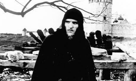 Sinema tarihinde bazı filmler yalnızca anlatılarıyla değil, ortaya koydukları düşünsel derinlik ve sanatsal cesaretle de ölümsüzleşir. 1966 yapımı Andrey Rublyov, bu filmlerden biridir. Sovyet sinemasının en büyük yönetmenlerinden Andrei Tarkovsky tarafından yönetilen yapım, görünürde 15. yüzyılda yaşamış ünlü ikon ressamı Andrey Rublyov'un hayatından ilham alsa da, aslında sanatın anlamı, insanın inancı, özgürlüğü ve yaratma eylemi üzerine evrensel bir düşünce yolculuğu sunar.