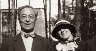 Nina Kandinsky. Sanatçı kimliği kadar koleksiyoner, arşivci ve kültürel mirasın koruyucusu olarak da tanınan Nina Kandinsky, eşi Wassily Kandinsky'nin ölümünden sonra onun eserlerinin dünya çapında tanınmasına büyük katkı sağlamıştır.