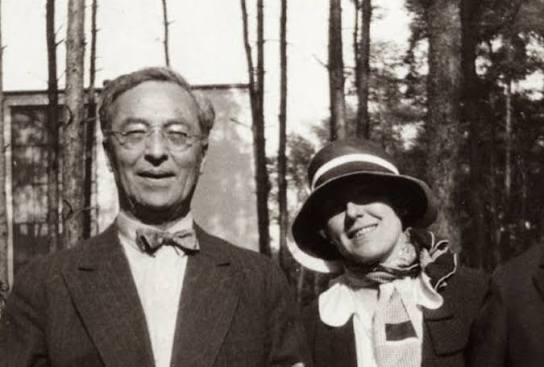 Nina Kandinsky. Sanatçı kimliği kadar koleksiyoner, arşivci ve kültürel mirasın koruyucusu olarak da tanınan Nina Kandinsky, eşi Wassily Kandinsky'nin ölümünden sonra onun eserlerinin dünya çapında tanınmasına büyük katkı sağlamıştır.