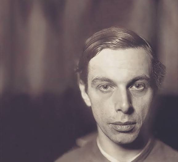 Ernst Ludwig Kirchner, Alman Dışavurumculuk (Ekspresyonizm) akımının kurucu sanatçıları arasında yer alır. Renkleri cesurca kullanması, güçlü çizgileri, şehir yaşamını psikolojik derinlikle yansıtması ve insan ruhunu tuvale taşıyan özgün yaklaşımı sayesinde sanat tarihinde unutulmaz bir yer edinmiştir.