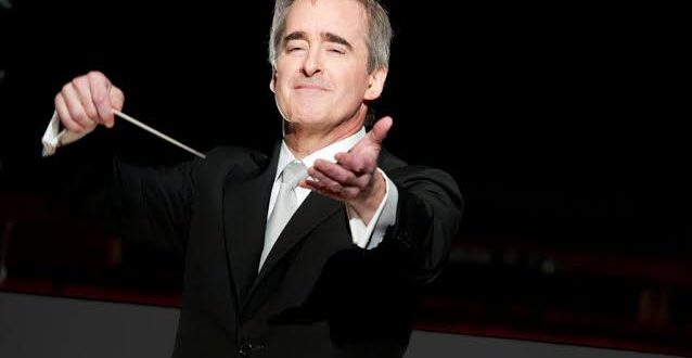 Klasik müzik dünyasının saygın orkestra şeflerinden biri olan James Conlon, opera ve senfoni repertuvarındaki derin bilgisi, tarihî eserlerin yeniden keşfedilmesine yaptığı katkılar ve uzun soluklu sanat kariyeriyle uluslararası alanda tanınan bir müzisyendir.