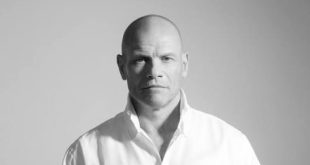 Bo Skovhus, güçlü sahne performansı, geniş repertuvarı ve etkileyici oyunculuk yeteneğiyle uluslararası klasik müzik çevrelerinde önemli bir yere sahiptir. Danimarka doğumlu sanatçı, özellikle Mozart, Richard Strauss, Wagner ve Alban Berg operalarındaki başarılı yorumlarıyla tanınmakta; opera sahnesinin yanı sıra lied resitalleri ve senfonik konserlerde de üstün performanslar sergilemektedir.