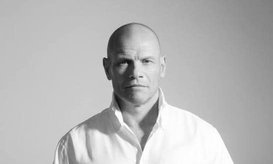 Bo Skovhus, güçlü sahne performansı, geniş repertuvarı ve etkileyici oyunculuk yeteneğiyle uluslararası klasik müzik çevrelerinde önemli bir yere sahiptir. Danimarka doğumlu sanatçı, özellikle Mozart, Richard Strauss, Wagner ve Alban Berg operalarındaki başarılı yorumlarıyla tanınmakta; opera sahnesinin yanı sıra lied resitalleri ve senfonik konserlerde de üstün performanslar sergilemektedir.