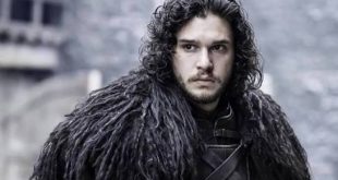 İngiliz oyuncu Kit Harington, televizyon ve sinema dünyasının en tanınmış isimlerinden biridir. Özellikle HBO yapımı Game of Thrones dizisinde canlandırdığı Jon Snow karakteri sayesinde uluslararası şöhrete kavuşan Harington, güçlü oyunculuğu, karizmatik duruşu ve tarihi ile fantastik yapımlardaki başarılı performanslarıyla geniş bir hayran kitlesi edinmiştir. Tiyatro sahnesinde başlayan kariyerini Hollywood yapımlarıyla sürdüren oyuncu, dramatik rollerdeki başarısının yanı sıra seslendirme çalışmaları ve yapımcılık projeleriyle de dikkat çekmektedir.