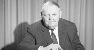 Ludwig Erhard, modern Almanya'nın ekonomik kalkınmasında kritik rol oynayan siyasetçi, ekonomist ve devlet adamıdır. 1 Mart 1897'de Almanya'nın Bavyera eyaletine bağlı Fürth kentinde doğan Erhard, özellikle II. Dünya Savaşı sonrasında Batı Almanya'nın ekonomik yeniden yapılanmasını yöneten isim olarak tarihe geçmiştir.