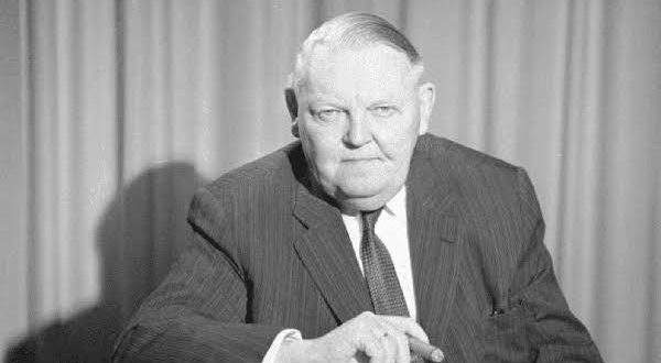 Ludwig Erhard, modern Almanya'nın ekonomik kalkınmasında kritik rol oynayan siyasetçi, ekonomist ve devlet adamıdır. 1 Mart 1897'de Almanya'nın Bavyera eyaletine bağlı Fürth kentinde doğan Erhard, özellikle II. Dünya Savaşı sonrasında Batı Almanya'nın ekonomik yeniden yapılanmasını yöneten isim olarak tarihe geçmiştir.