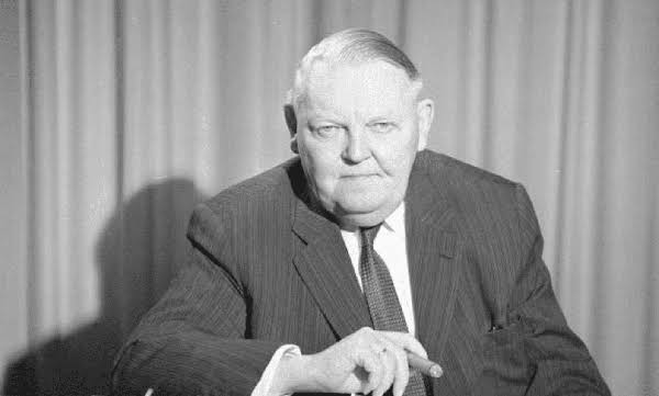 Ludwig Erhard, modern Almanya'nın ekonomik kalkınmasında kritik rol oynayan siyasetçi, ekonomist ve devlet adamıdır. 1 Mart 1897'de Almanya'nın Bavyera eyaletine bağlı Fürth kentinde doğan Erhard, özellikle II. Dünya Savaşı sonrasında Batı Almanya'nın ekonomik yeniden yapılanmasını yöneten isim olarak tarihe geçmiştir.