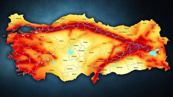 Türkiye, bulunduğu jeolojik konum nedeniyle dünyanın en aktif deprem kuşaklarından biri üzerinde yer alıyor. Kuzey Anadolu Fay Hattı, Doğu Anadolu Fay Hattı ve Batı Anadolu'daki aktif fay sistemleri nedeniyle yıl boyunca farklı büyüklüklerde binlerce deprem meydana geliyor.