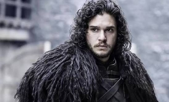 İngiliz oyuncu Kit Harington, televizyon ve sinema dünyasının en tanınmış isimlerinden biridir. Özellikle HBO yapımı Game of Thrones dizisinde canlandırdığı Jon Snow karakteri sayesinde uluslararası şöhrete kavuşan Harington, güçlü oyunculuğu, karizmatik duruşu ve tarihi ile fantastik yapımlardaki başarılı performanslarıyla geniş bir hayran kitlesi edinmiştir. Tiyatro sahnesinde başlayan kariyerini Hollywood yapımlarıyla sürdüren oyuncu, dramatik rollerdeki başarısının yanı sıra seslendirme çalışmaları ve yapımcılık projeleriyle de dikkat çekmektedir.