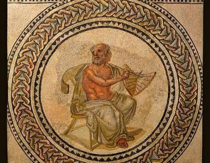 Antik Yunan felsefesinin en önemli isimlerinden biri olan Anaksimandros, yalnızca bir filozof değil, aynı zamanda astronom, coğrafyacı ve doğa bilimcisi olarak da tarihe damga vurmuştur. MÖ 6. yüzyılda yaşayan düşünür, evrenin oluşumu, doğanın işleyişi ve insanın kökeni üzerine geliştirdiği fikirlerle Batı düşüncesinin temellerini atan isimler arasında kabul edilir.