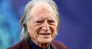 İngiliz tiyatro, sinema ve televizyon dünyasının en saygın karakter oyuncularından biri olan David Bradley, onlarca yıla yayılan başarılı kariyeri boyunca canlandırdığı unutulmaz karakterlerle dünya çapında tanınmıştır. Güçlü sahne hakimiyeti, etkileyici ses tonu ve karakterlerine kattığı derinlikle dikkat çeken Bradley, özellikle Harry Potter film serisindeki Argus Filch, Game of Thrones dizisindeki Walder Frey ve Doctor Who evrenindeki First Doctor (Birinci Doktor) yorumuyla geniş bir hayran kitlesine ulaşmıştır.