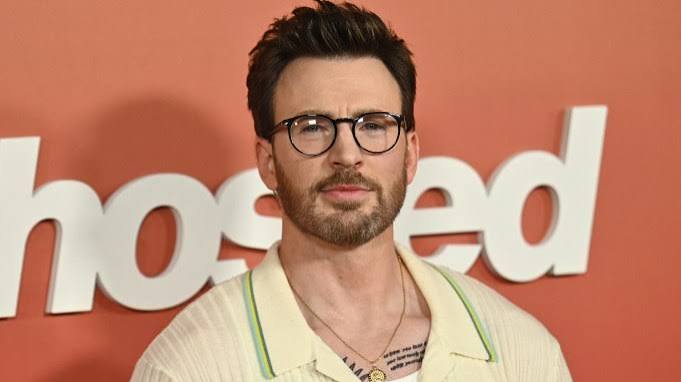 Hollywood'un en sevilen oyuncularından biri olan Chris Evans, karizmatik duruşu, başarılı oyunculuğu ve canlandırdığı unutulmaz karakterlerle dünya sinemasında önemli bir yere sahiptir. Özellikle Marvel Sinematik Evreni'nde hayat verdiği Steve Rogers (Captain America) karakteri sayesinde küresel çapta büyük bir hayran kitlesi kazanan Evans, kariyeri boyunca aksiyon, bilim kurgu, dram, polisiye ve komedi türlerinde birçok başarılı projede rol almıştır.