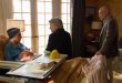 Netflix’in özgün komedi-drama yapımları arasında özel bir yere sahip olan The Kominsky Method, diğer adıyla Kominsky Metodu, 2018 yılında izleyiciyle buluşan ve Hollywood’un parlak yüzünün arkasındaki yaşlanma, yalnızlık, dostluk ve ölüm gerçeğini mizahla ele alan başarılı bir dizidir. Usta televizyon yapımcısı Chuck Lorre tarafından yaratılan dizi, alışılmış sitcom kalıplarının dışına çıkarak hayatın ilerleyen dönemlerini merkeze alan yetişkin bir hikâye ortaya koyar.