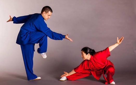 Baguazhang, Çin'in en önemli içsel dövüş sanatlarından biri olarak kabul edilen, sürekli dairesel hareketler, akıcı ayak çalışmaları ve stratejik yön değiştirme teknikleri üzerine kurulu geleneksel bir savaş sanatıdır. Çin dövüş sanatlarının en sofistike sistemlerinden biri olarak görülen Baguazhang, yalnızca fiziksel mücadeleyi değil, aynı zamanda denge, koordinasyon, nefes kontrolü, zihinsel farkındalık ve beden-zihin uyumunu geliştirmeyi amaçlar.