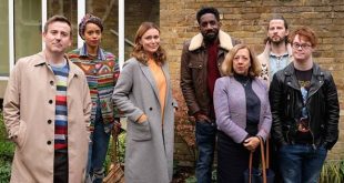 Finding Alice, 2021 yılında ITV ekranlarında izleyiciyle buluşan, dram ile kara mizahı bir araya getiren İngiliz yapımı bir televizyon dizisidir. Keeley Hawes'ın başrolünü üstlendiği yapım, yalnızca bir eşin ani kaybının ardından yaşanan yas sürecini anlatmakla kalmaz; ölümün ardından geride kalan hayatın, ilişkilerin ve sırların yeniden sorgulanmasını da merkeze alır.