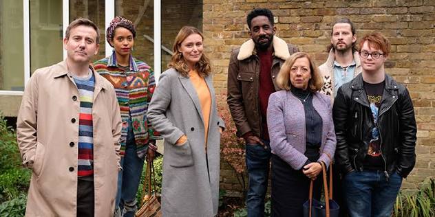Finding Alice, 2021 yılında ITV ekranlarında izleyiciyle buluşan, dram ile kara mizahı bir araya getiren İngiliz yapımı bir televizyon dizisidir. Keeley Hawes'ın başrolünü üstlendiği yapım, yalnızca bir eşin ani kaybının ardından yaşanan yas sürecini anlatmakla kalmaz; ölümün ardından geride kalan hayatın, ilişkilerin ve sırların yeniden sorgulanmasını da merkeze alır.