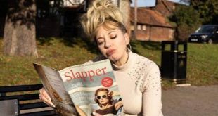Mandy, İngiliz komedisinin geleneksel kalıplarını bilinçli olarak parçalamayı seven izleyiciler için son derece özgün bir yapım. Diane Morgan tarafından yaratılan, yazılan ve başrolünde oynanan dizi; gündelik hayatın sıradanlığını, işsizlik bürokrasisini, tuhaf insan ilişkilerini ve modern hayatın anlamsızlıklarını son derece absürt bir anlatımla ele alıyor.