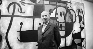 Joan Miró, resim, heykel, seramik, baskı sanatı ve duvar halıları gibi birçok farklı alanda eserler üreten çok yönlü bir sanatçıdır. Kendine özgü semboller, canlı renkler, biyomorfik formlar ve şiirsel anlatımıyla tanınan Miró, Sürrealizm akımının en önemli temsilcileri arasında yer alırken, geliştirdiği benzersiz üslupla hiçbir akımın sınırları içine tam anlamıyla sığmamıştır.