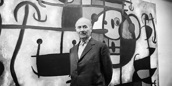 Joan Miró, resim, heykel, seramik, baskı sanatı ve duvar halıları gibi birçok farklı alanda eserler üreten çok yönlü bir sanatçıdır. Kendine özgü semboller, canlı renkler, biyomorfik formlar ve şiirsel anlatımıyla tanınan Miró, Sürrealizm akımının en önemli temsilcileri arasında yer alırken, geliştirdiği benzersiz üslupla hiçbir akımın sınırları içine tam anlamıyla sığmamıştır.
