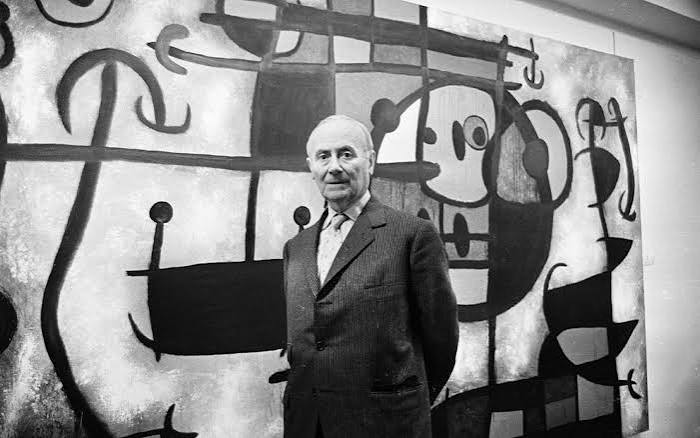 Joan Miró, resim, heykel, seramik, baskı sanatı ve duvar halıları gibi birçok farklı alanda eserler üreten çok yönlü bir sanatçıdır. Kendine özgü semboller, canlı renkler, biyomorfik formlar ve şiirsel anlatımıyla tanınan Miró, Sürrealizm akımının en önemli temsilcileri arasında yer alırken, geliştirdiği benzersiz üslupla hiçbir akımın sınırları içine tam anlamıyla sığmamıştır.