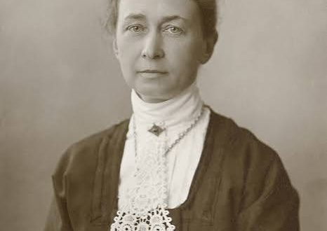 20. yüzyılın sonlarına doğru yapılan araştırmalar, bu anlatıyı kökten değiştiren önemli bir ismi yeniden gündeme taşımıştır: Hilma af Klint. İsveçli ressam Hilma af Klint, soyut resimler üretmeye birçok ünlü modernist sanatçıdan yıllar önce başlamış ve geliştirdiği özgün görsel dil sayesinde günümüzde modern sanat tarihinin en önemli öncülerinden biri olarak kabul edilmiştir.