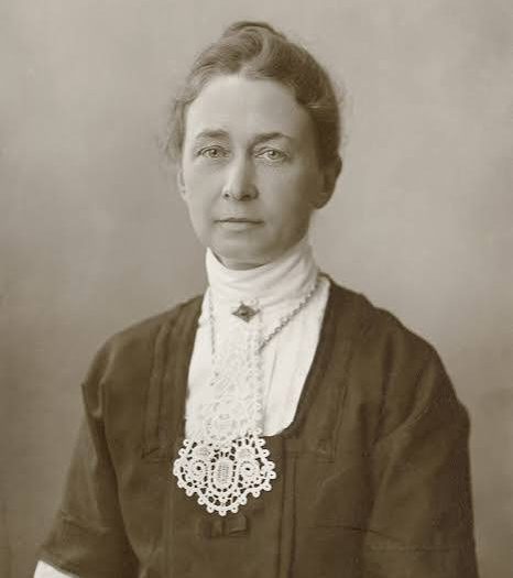 20. yüzyılın sonlarına doğru yapılan araştırmalar, bu anlatıyı kökten değiştiren önemli bir ismi yeniden gündeme taşımıştır: Hilma af Klint. İsveçli ressam Hilma af Klint, soyut resimler üretmeye birçok ünlü modernist sanatçıdan yıllar önce başlamış ve geliştirdiği özgün görsel dil sayesinde günümüzde modern sanat tarihinin en önemli öncülerinden biri olarak kabul edilmiştir.
