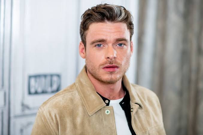 Richard Madden, İskoçya doğumlu başarılı sinema, televizyon ve tiyatro oyuncusudur. Dünya çapında tanınmasını sağlayan rolü, HBO'nun fenomen dizisi Game of Thrones'ta hayat verdiği Robb Stark karakteridir. Ancak Madden'ın kariyeri yalnızca bu rolle sınırlı değildir. Shakespeare oyunlarından Hollywood yapımlarına, romantik filmlerden aksiyon projelerine kadar uzanan geniş oyunculuk yelpazesiyle günümüzün en saygın İngiliz oyuncuları arasında gösterilmektedir.