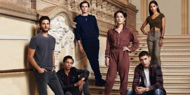 Fantastik edebiyatın son yıllarda en çok ilgi gören eserlerinden biri olan Leigh Bardugo'nun Grisha Evreni, uzun süre ekran uyarlaması bekleyen kitap serileri arasında yer aldı. Netflix tarafından 2021 yılında izleyiciyle buluşturulan Gölge ve Kemik (Shadow and Bone) ise bu beklentiyi büyük ölçüde karşılayan yapımlardan biri olmayı başardı. Eric Heisserer tarafından geliştirilen dizi, yalnızca Gölge ve Kemik (Shadow and Bone) üçlemesini değil, aynı zamanda hayranların büyük ilgi gösterdiği Kargalar Meclisi (Six of Crows) romanlarını da tek bir hikâye çatısı altında buluşturuyor.