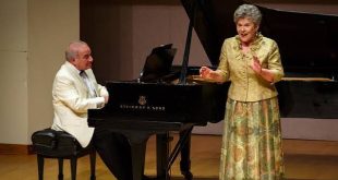 Soile Isokoski, berrak sesi, kusursuz tekniği ve zarif yorumculuğuyla uluslararası opera sahnelerinde büyük başarı elde etmiş Finli bir şarkıcıdır. Özellikle Mozart, Richard Strauss, Jean Sibelius ve Richard Wagner repertuvarındaki etkileyici performanslarıyla tanınan sanatçı, uzun yıllar boyunca Avrupa'nın ve dünyanın önde gelen opera evlerinde sahne almıştır.