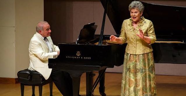 Soile Isokoski, berrak sesi, kusursuz tekniği ve zarif yorumculuğuyla uluslararası opera sahnelerinde büyük başarı elde etmiş Finli bir şarkıcıdır. Özellikle Mozart, Richard Strauss, Jean Sibelius ve Richard Wagner repertuvarındaki etkileyici performanslarıyla tanınan sanatçı, uzun yıllar boyunca Avrupa'nın ve dünyanın önde gelen opera evlerinde sahne almıştır.
