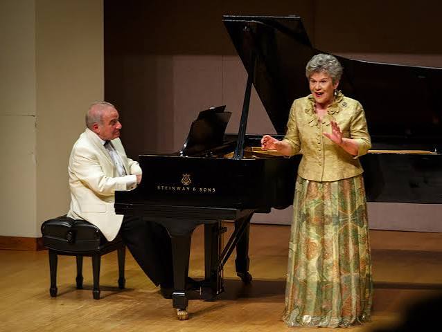 Soile Isokoski, berrak sesi, kusursuz tekniği ve zarif yorumculuğuyla uluslararası opera sahnelerinde büyük başarı elde etmiş Finli bir şarkıcıdır. Özellikle Mozart, Richard Strauss, Jean Sibelius ve Richard Wagner repertuvarındaki etkileyici performanslarıyla tanınan sanatçı, uzun yıllar boyunca Avrupa'nın ve dünyanın önde gelen opera evlerinde sahne almıştır.