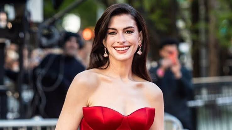 Hollywood'un en başarılı ve en çok yönlü oyuncuları arasında gösterilen Anne Hathaway, zarif oyunculuğu, güçlü sahne performansı ve farklı türlerdeki karakterleri başarıyla canlandırmasıyla dünya sinemasının önemli isimlerinden biri hâline gelmiştir. Genç yaşta Disney yapımlarıyla geniş kitlelerin dikkatini çeken Hathaway, zamanla romantik komedilerden dramatik yapımlara, müzikallerden bilim kurgu filmlerine kadar uzanan geniş bir filmografiye imza atmıştır.