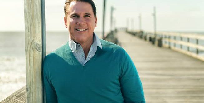 Modern romantik edebiyat denildiğinde akla gelen ilk yazarlardan biri hiç şüphesiz Nicholas Sparks'tır. Kaleme aldığı duygusal romanlarla milyonlarca okura ulaşan Amerikalı yazar, eserlerinin büyük bölümünün sinemaya uyarlanmasıyla dünya çapında tanınan bir isim hâline gelmiştir. Aşk, umut, aile, kayıp, fedakârlık ve ikinci şanslar gibi evrensel temaları işleyen Sparks, sade anlatımı ve güçlü karakterleriyle geniş bir okur kitlesi edinmiştir.