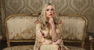 İngiliz komedi dünyasının kendine özgü mizah anlayışıyla dikkat çeken isimlerinden biri olan Roisin Conaty, stand-up komedyeni, oyuncu, senarist ve televizyon sunucusu olarak tanınmaktadır. Günlük yaşamın sıradan ayrıntılarını eğlenceli hikâyelere dönüştüren anlatım tarzı, doğaçlama yeteneği ve samimi sahne performansları sayesinde Birleşik Krallık'ın en sevilen komedyenleri arasında yer almıştır.