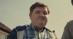 İngiliz televizyon dünyasının genç ve yetenekli isimlerinden biri olan Ethan Lawrence, kısa sürede sergilediği başarılı performanslarla dikkat çekmeyi başarmış bir aktördür. Özellikle komedi dizilerindeki doğal oyunculuğu, güçlü karakter yorumları ve samimi ekran enerjisiyle tanınan Lawrence, Bad Education, After Life, Brassic, Trying ve The Cleaner gibi yapımlarda rol alarak geniş bir izleyici kitlesine ulaşmıştır.