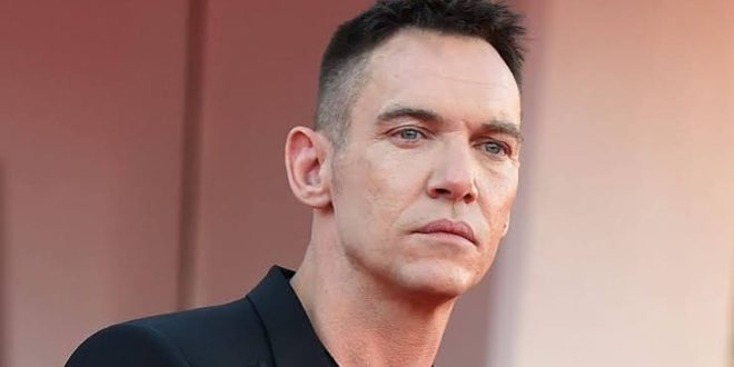 İrlandalı oyuncu Jonathan Rhys Meyers, etkileyici ekran karizması, derinlikli oyunculuğu ve canlandırdığı unutulmaz karakterlerle uluslararası sinema ve televizyon dünyasının en dikkat çeken isimlerinden biri olmuştur. Kariyeri boyunca tarihi dramalardan psikolojik gerilim filmlerine, biyografik yapımlardan aksiyon filmlerine kadar pek çok farklı türde başarılı performanslar sergileyen Meyers, özellikle The Tudors, Match Point, Velvet Goldmine, The Children of Huang Shi ve Elvis gibi yapımlarla geniş bir hayran kitlesi kazanmıştır.