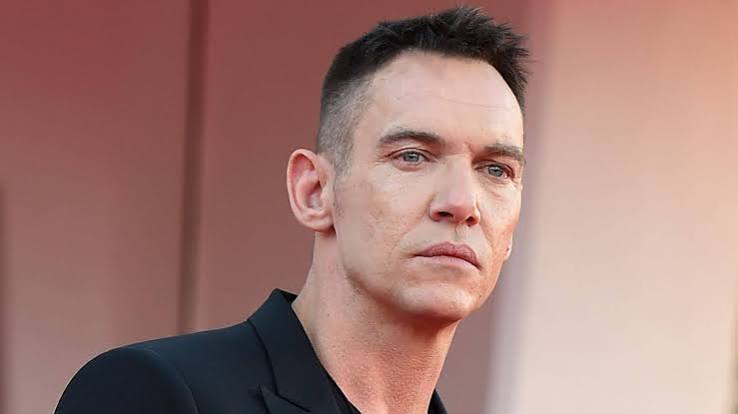 İrlandalı oyuncu Jonathan Rhys Meyers, etkileyici ekran karizması, derinlikli oyunculuğu ve canlandırdığı unutulmaz karakterlerle uluslararası sinema ve televizyon dünyasının en dikkat çeken isimlerinden biri olmuştur. Kariyeri boyunca tarihi dramalardan psikolojik gerilim filmlerine, biyografik yapımlardan aksiyon filmlerine kadar pek çok farklı türde başarılı performanslar sergileyen Meyers, özellikle The Tudors, Match Point, Velvet Goldmine, The Children of Huang Shi ve Elvis gibi yapımlarla geniş bir hayran kitlesi kazanmıştır.