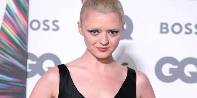 İngiliz oyuncu Maisie Williams, genç yaşta başladığı oyunculuk kariyerinde uluslararası başarıya ulaşmayı başaran isimlerden biridir. Henüz 12 yaşındayken HBO'nun fenomen dizisi Game of Thrones kadrosuna katılarak Arya Stark karakterini canlandıran Williams, etkileyici performansıyla milyonlarca izleyicinin beğenisini kazanmıştır. Fantastik dizilerden bağımsız filmlere, animasyon seslendirmelerinden tiyatro sahnesine kadar geniş bir alanda çalışan başarılı oyuncu, günümüz İngiliz sinema ve televizyon dünyasının öne çıkan genç yıldızlarından biri olarak kabul edilmektedir.