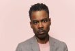 Modern Amerikan stand-up komedisinin en önemli temsilcileri arasında gösterilen Chris Rock, keskin gözlem gücü, cesur toplumsal eleştirileri ve kendine özgü anlatım tarzıyla dünya çapında tanınan bir komedyen, oyuncu, senarist, yapımcı ve yönetmendir.
