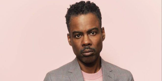 Modern Amerikan stand-up komedisinin en önemli temsilcileri arasında gösterilen Chris Rock, keskin gözlem gücü, cesur toplumsal eleştirileri ve kendine özgü anlatım tarzıyla dünya çapında tanınan bir komedyen, oyuncu, senarist, yapımcı ve yönetmendir.