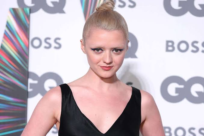 İngiliz oyuncu Maisie Williams, genç yaşta başladığı oyunculuk kariyerinde uluslararası başarıya ulaşmayı başaran isimlerden biridir. Henüz 12 yaşındayken HBO'nun fenomen dizisi Game of Thrones kadrosuna katılarak Arya Stark karakterini canlandıran Williams, etkileyici performansıyla milyonlarca izleyicinin beğenisini kazanmıştır. Fantastik dizilerden bağımsız filmlere, animasyon seslendirmelerinden tiyatro sahnesine kadar geniş bir alanda çalışan başarılı oyuncu, günümüz İngiliz sinema ve televizyon dünyasının öne çıkan genç yıldızlarından biri olarak kabul edilmektedir.