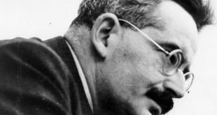 Walter Benjamin, filozof, kültür eleştirmeni, edebiyat kuramcısı, çevirmen ve deneme yazarı kimliğiyle modern felsefenin yönünü değiştiren önemli düşünürlerden biridir. Sanat, tarih, siyaset, edebiyat, teknoloji ve kültür üzerine geliştirdiği özgün fikirler, günümüzde hâlâ sosyal bilimlerden medya çalışmalarına kadar birçok alanda temel referans noktası olarak kabul edilmektedir.