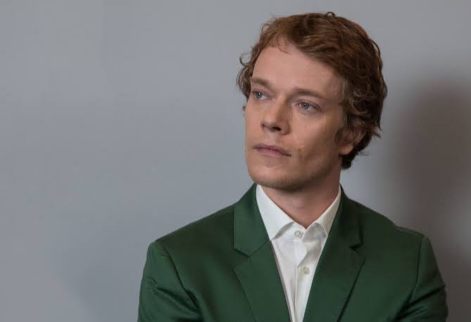 Alfie Allen kimdir? İngiliz oyuncu Alfie Allen, HBO'nun dünya çapında büyük ses getiren fantastik dizisi Game of Thrones'ta canlandırdığı Theon Greyjoy karakteriyle uluslararası üne kavuşmuştur. Kariyeri boyunca sinema, televizyon ve tiyatro alanlarında birçok başarılı projede yer alan Allen, özellikle dramatik rollerde sergilediği güçlü performanslarla eleştirmenlerin takdirini kazanmıştır.