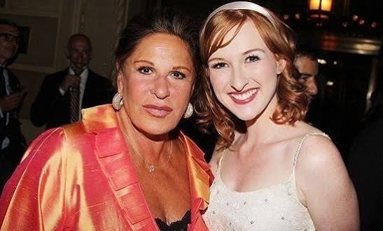 Amerikan tiyatro dünyasının dikkat çeken isimlerinden biri olan Erin Mackey, güçlü sesi, etkileyici sahne performansı ve başarılı oyunculuğuyla Broadway'in önde gelen müzikal sanatçıları arasında gösterilmektedir. Yıllar içerisinde tiyatro sahnesinde sergilediği performansları televizyon ve sinema projeleriyle destekleyen Mackey, özellikle klasik müzikallerde canlandırdığı başroller sayesinde sanat çevrelerinin takdirini kazanmıştır