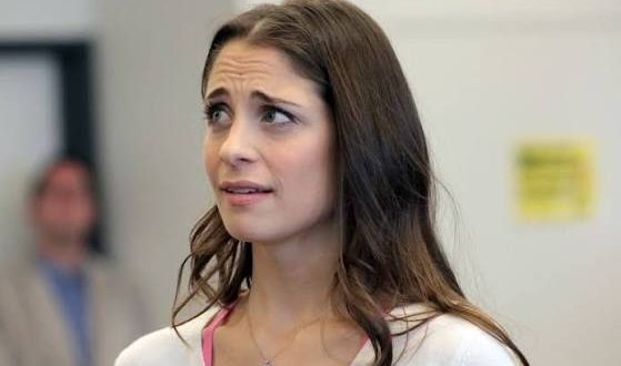 Amerikan müzikal tiyatrosunun başarılı isimlerinden biri olan Elena Shaddow, güçlü soprano sesi, etkileyici sahne performansı ve Broadway'deki başarılı kariyeriyle tanınan bir oyuncu ve şarkıcıdır. Yıllardır müzikal tiyatro dünyasında önemli yapımlarda sahne alan Shaddow, klasik Broadway müzikallerinden çağdaş yapımlara kadar geniş bir repertuvarda sergilediği performanslarla hem eleştirmenlerin hem de izleyicilerin beğenisini kazanmıştır.