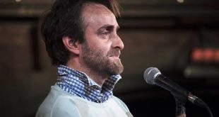 İngiliz mizah dünyasının kendine özgü isimlerinden biri olan Tim FitzHigham, yalnızca bir komedyen değil; aynı zamanda yazar, oyuncu, gezgin, hikâye anlatıcısı ve sıra dışı maceralarıyla tanınan çok yönlü bir sanatçıdır.