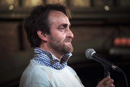 İngiliz mizah dünyasının kendine özgü isimlerinden biri olan Tim FitzHigham, yalnızca bir komedyen değil; aynı zamanda yazar, oyuncu, gezgin, hikâye anlatıcısı ve sıra dışı maceralarıyla tanınan çok yönlü bir sanatçıdır.